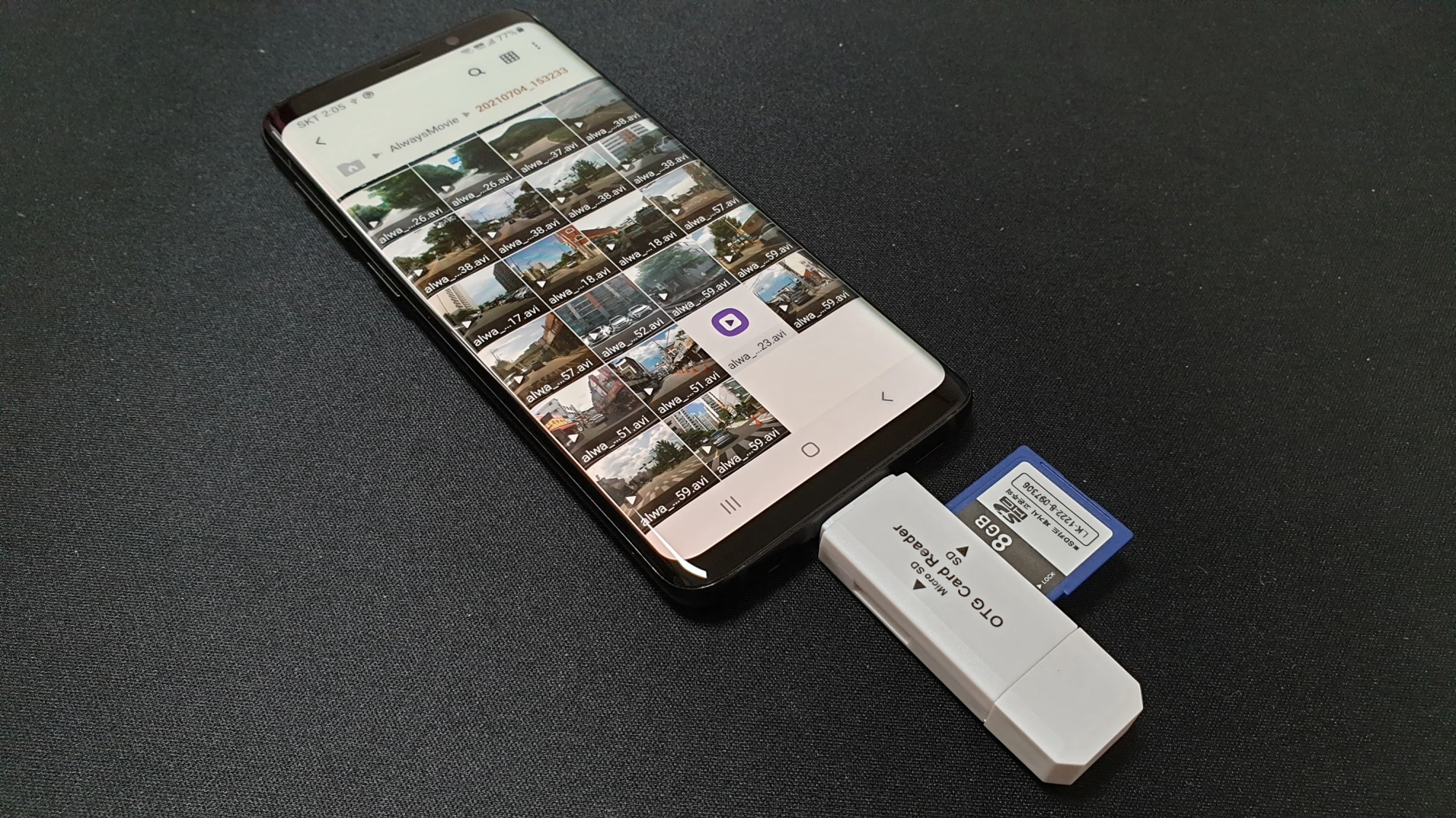 스마트폰에 메모리 끼운 모습