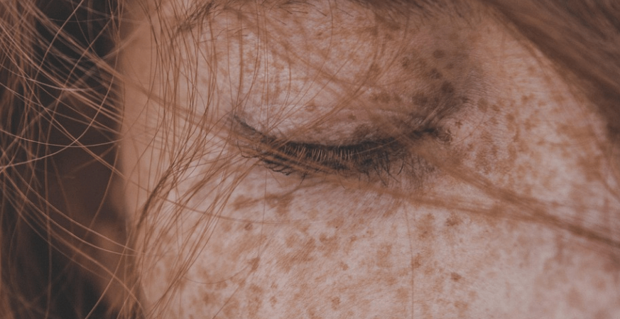 주근깨 가득한 소녀가 눈을 감고 명상을 하고 있다