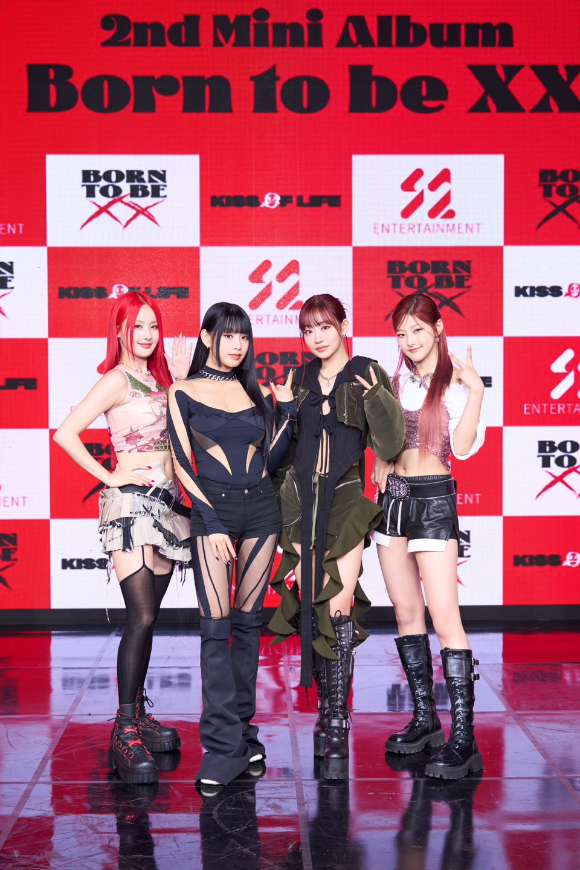 그룹 키스오브라이프(쥴리 나띠 벨 하늘)가 8일 서울 광진구 예스24라이브홀에서 열린 두 번째 미니 앨범 'Born to be XX' 발매 기념 쇼케이스에서 포즈를 취하고 있다. [사진=S2엔터테인먼트]