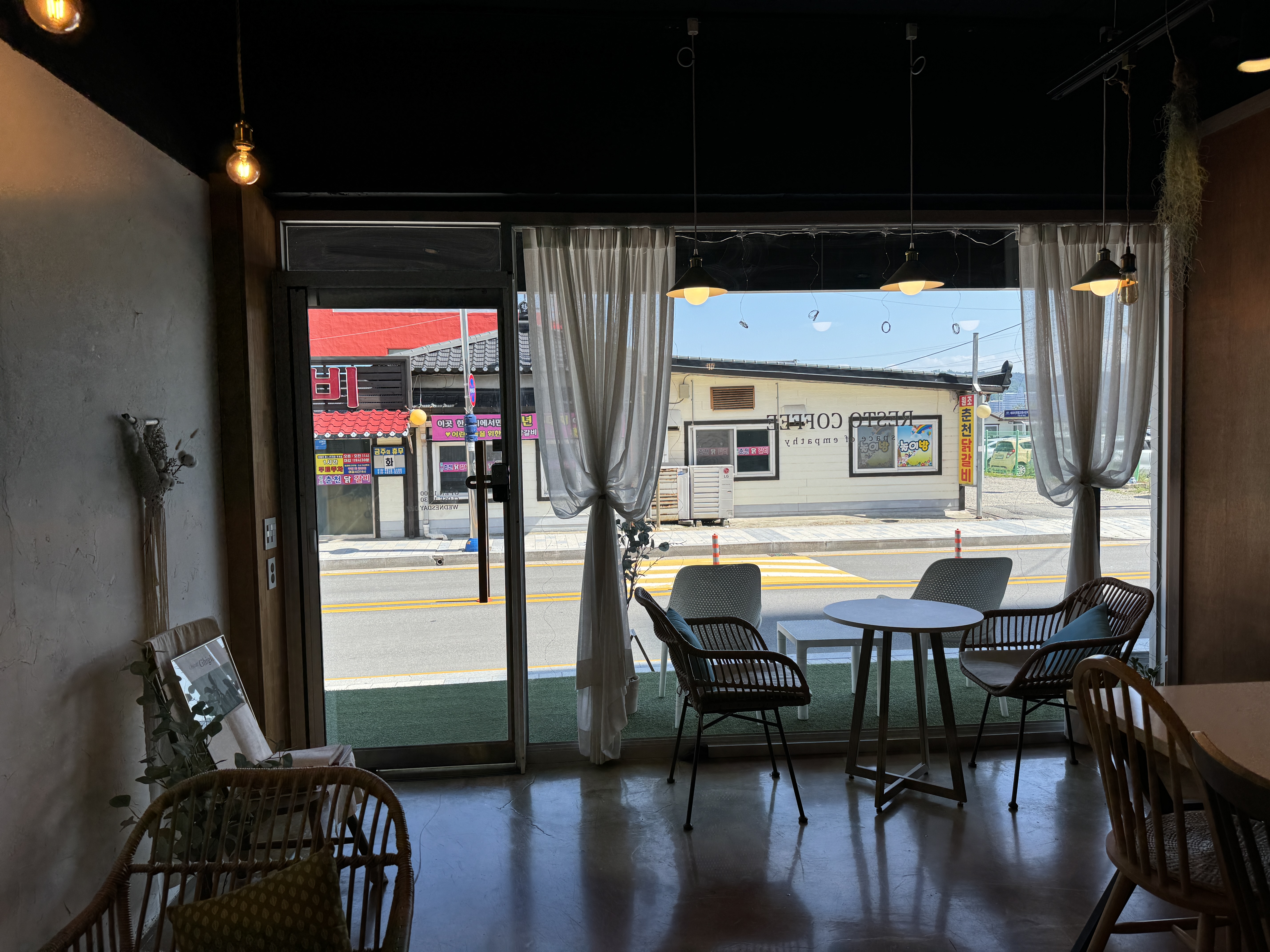 강원도-속초-레스토커피-매장내부-앞쪽