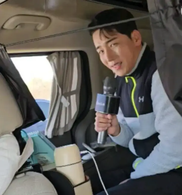 가수-박군-마이크-잡고있는-사진