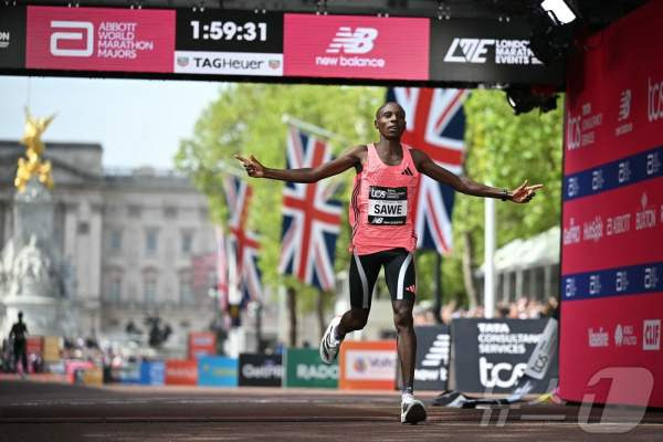 런던 마라톤 세계신기록 사바스티안 사웨 1시간 59분 30초 인류 최초 공식 '서브 2' 달성