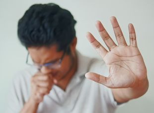 속이 메스껍고 토할 듯한 느낌