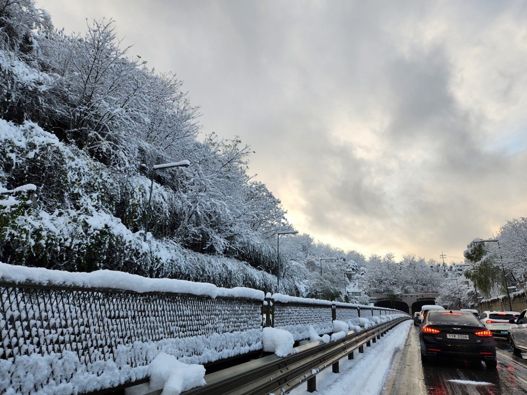 중앙분리대-터널-눈내린-도로