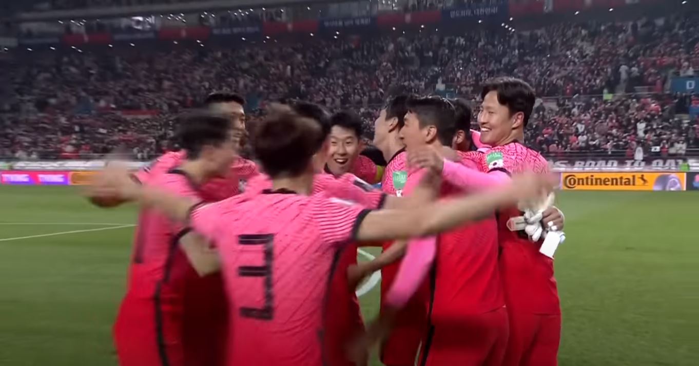 모여서 승리를 기뻐하는 선수들 모습