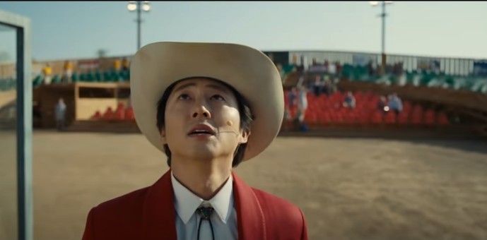 하늘을 올려다 보는 스티븐 연의 모습