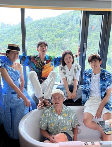 홍진경과-홍김동전-출연진이-북한산뷰-앞에서-카메라를-보는-사진