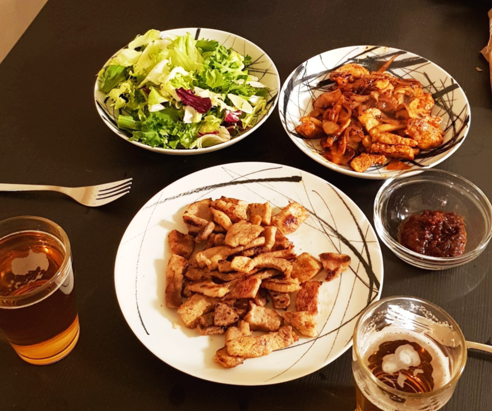 샐러드와 돼지고기볶음