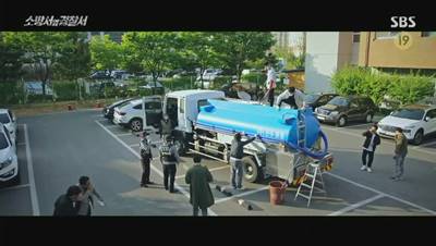 정화조 차량에서 수색을 펼치고 있는 경찰입니다.