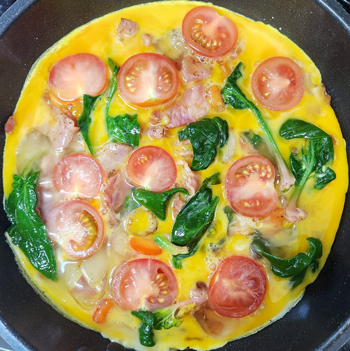 토마토를 얹는다