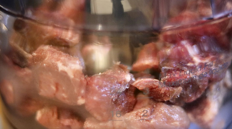 푸드 프로세서에 고기가 담긴 모습