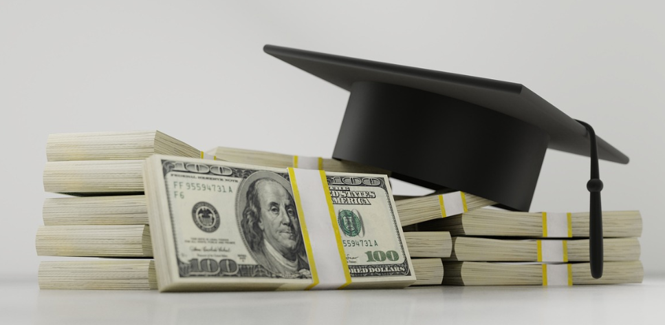 학사모와 달러지폐를 함꼐 그린 대학생대출관련 사진
