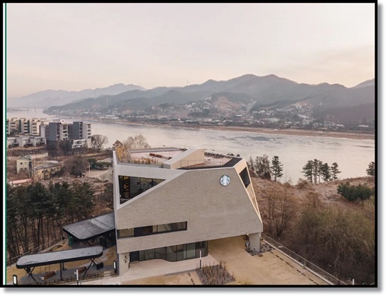 스타벅스 더북한강R점 방문 후기: 북한강 뷰 맛집 끝판왕! 뷰, 펫 프렌들리, 독특한 메뉴까지 완벽 정리!