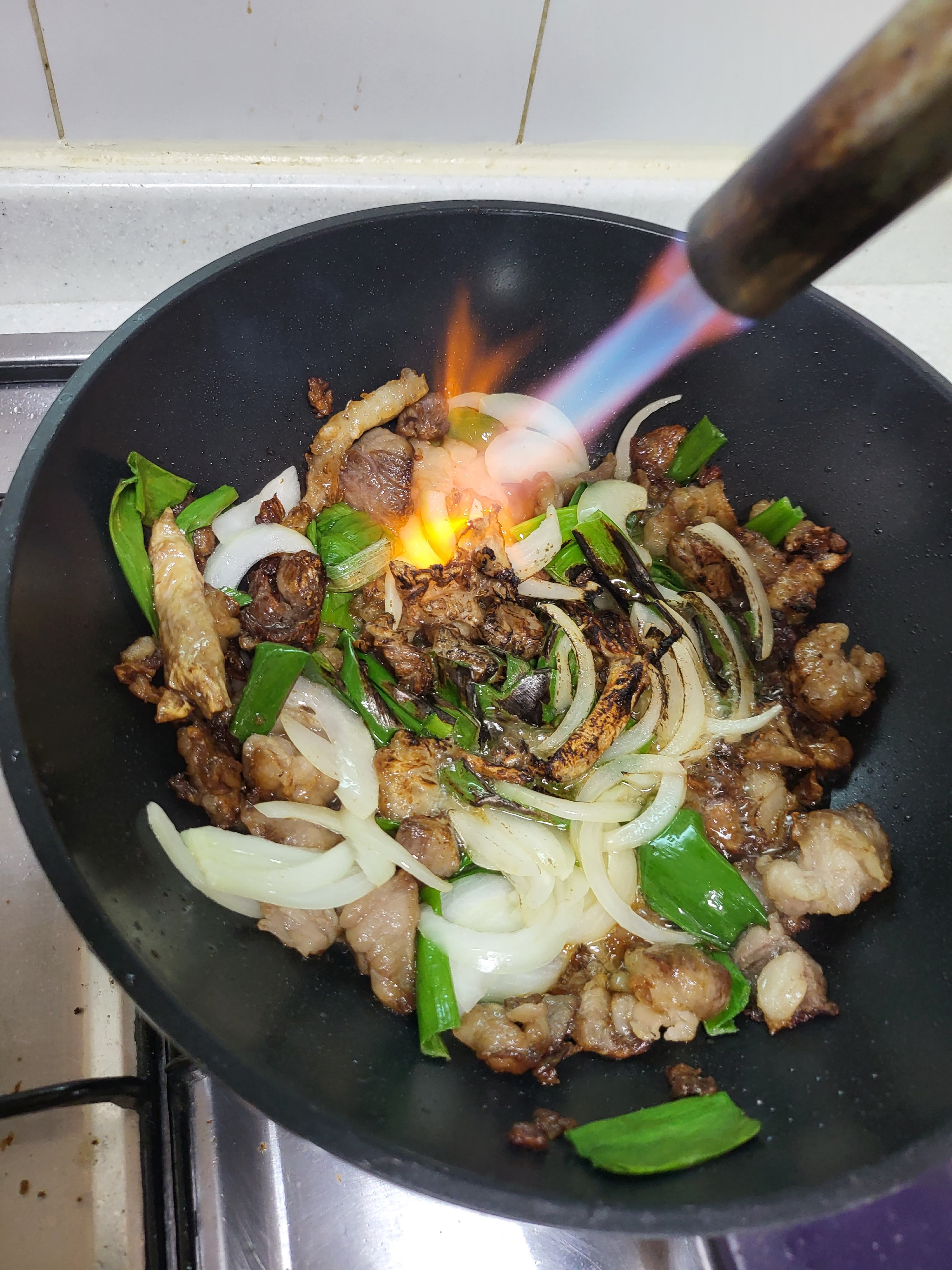 토치로 불 맛 내주기