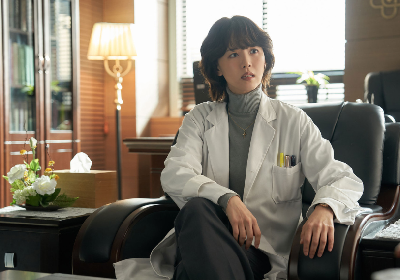 영화 대가족 자신의 아빠, 한 원장에게 정자기증리스트를 받아내는 가연