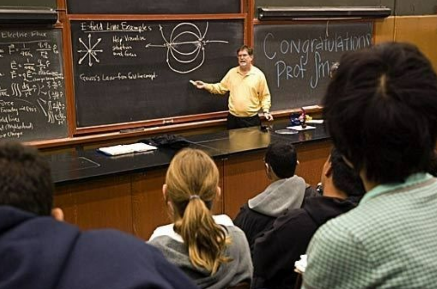 대학교 교수님이 강의실에서 수업하는 사진