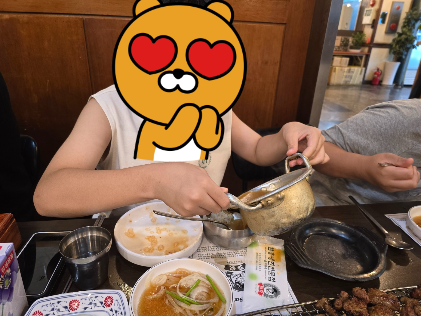 된장찌개에 맛있게 먹는아이들