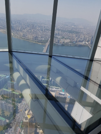 서울스카이 (롯데월드타워빌딩), 스카이 브릿지 투어