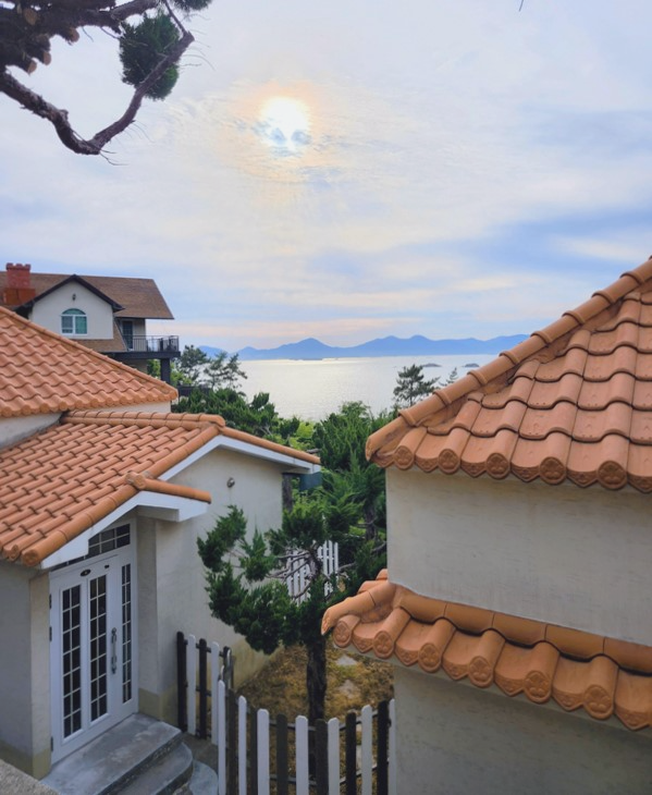 유럽-같은-색감의-건물과-바다