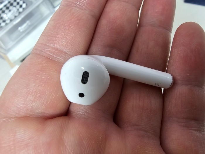 손바닥위에-에어팟