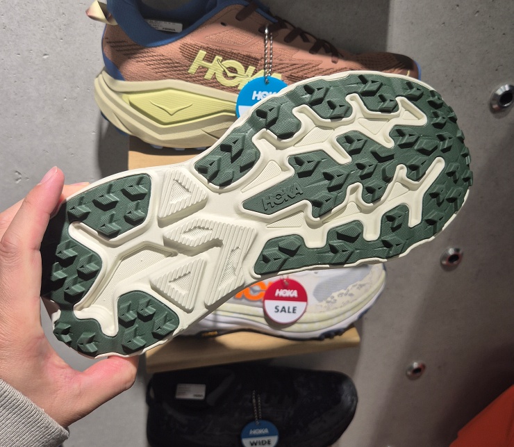 호카 챌린저 8 아웃솔 4mm 러그 및 접지면 상세