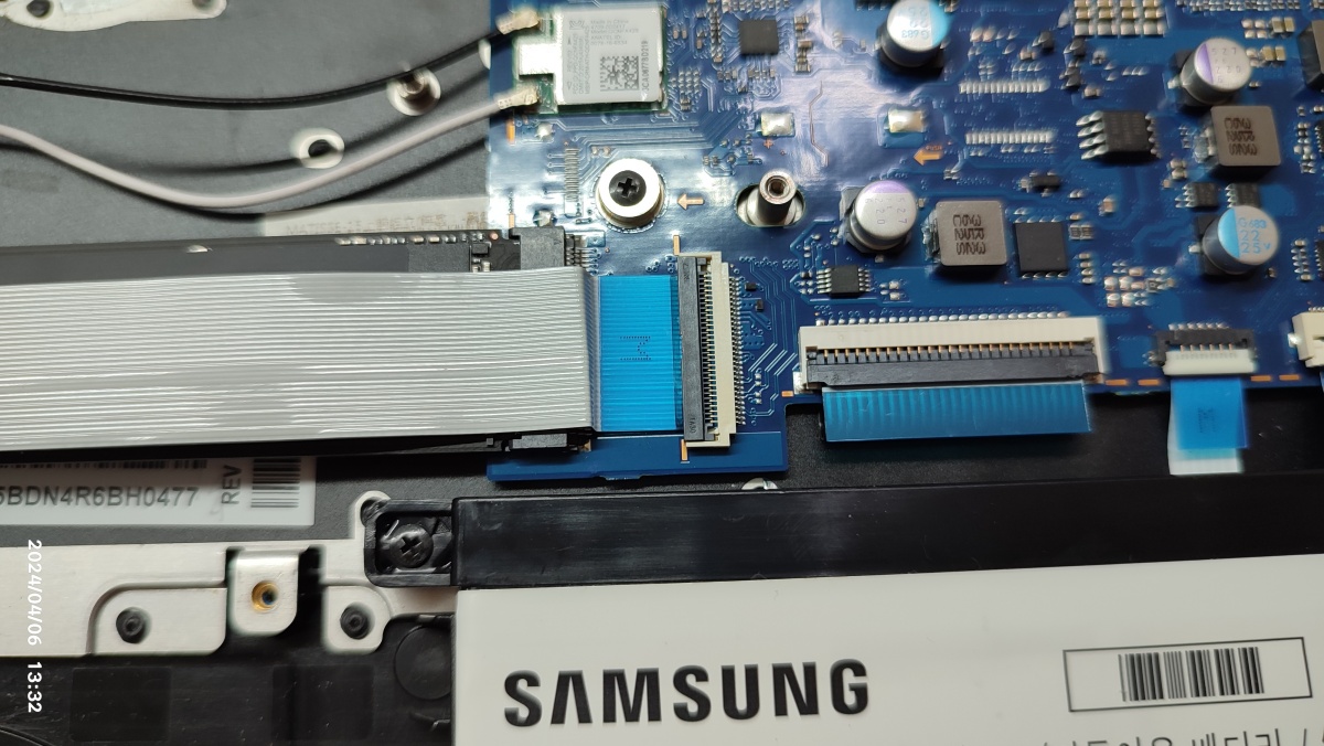 필름 케이블을 해제하고