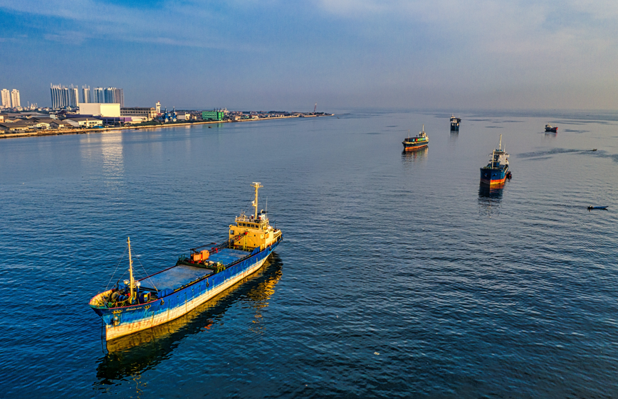 바다에 선박이 운행중인 모습