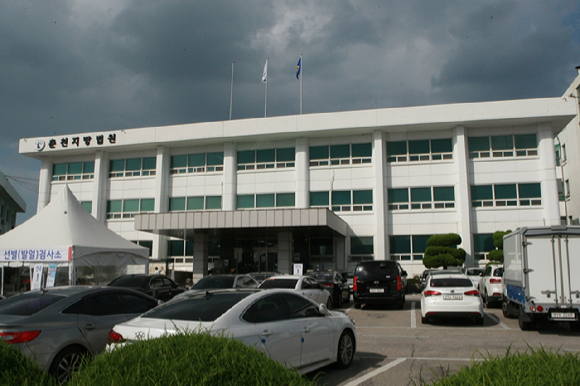 자신을 폭행한 남자 친구에게 흉기를 휘둘러 다치게 한 여성이 징역형의 집행유예를 선고받았다. 사진은 춘천지방법원 전경. [사진=뉴시스]