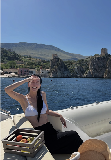 화이트 비키니한 한예슬, 이탈리아 요트에서 미소 짓는 모습