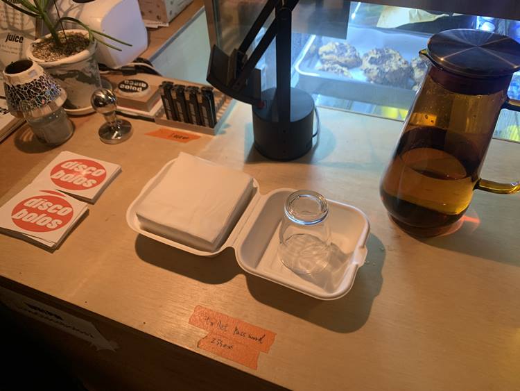 계산대 옆 진열되어있는 물컵과 티슈