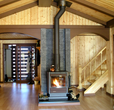 통나무 구조집의 벽난로