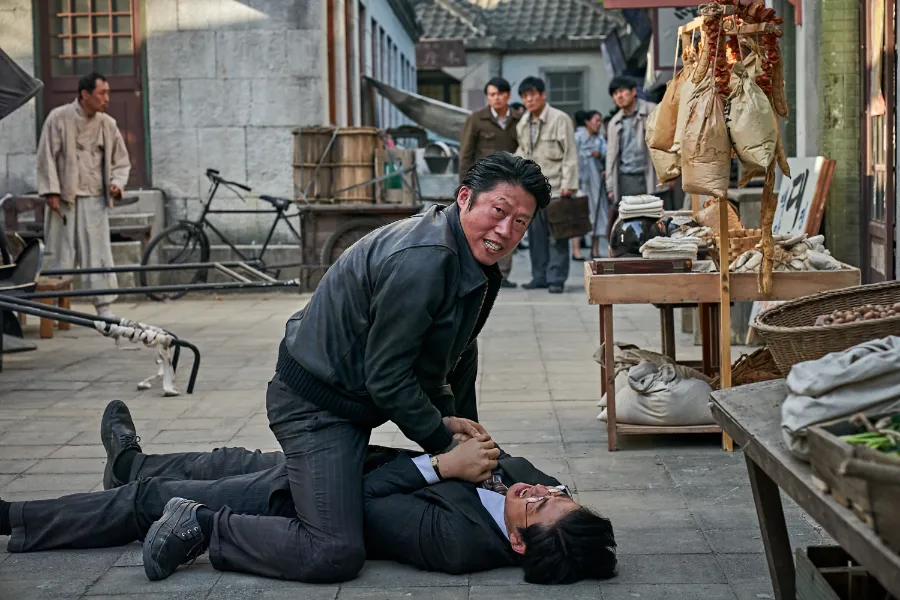 류정환(윤계상)을 소매치기 하는 김판수(유해진)