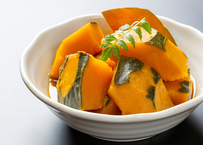 맛있게 요리된 단호박이 하얀 그릇에 담겨져 있다.