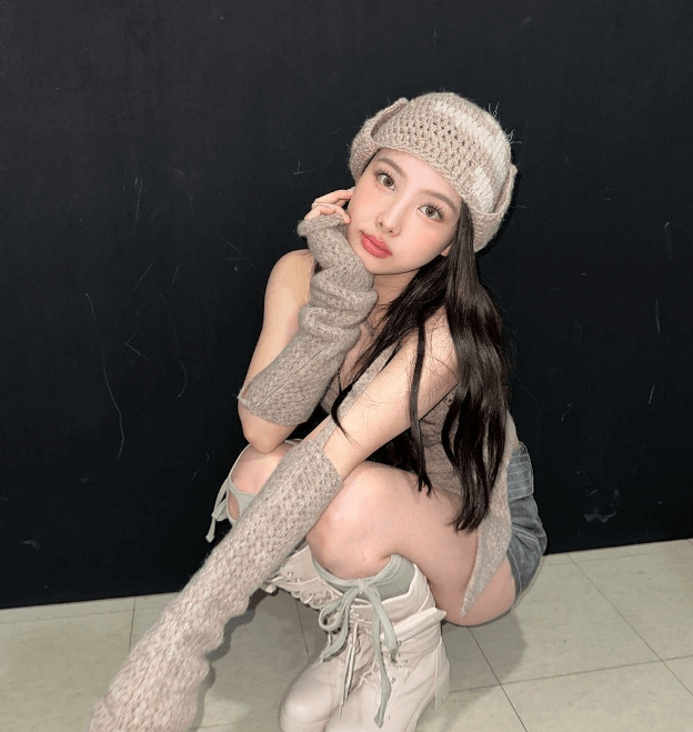 쭈그려 앉아 포즈를 취하는 나연