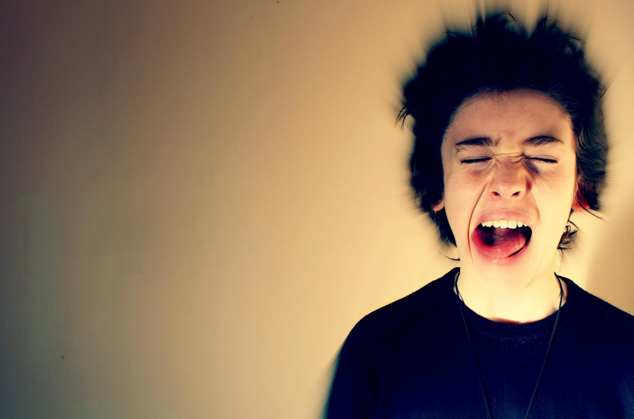 한 사람이 스트레스 받아서 감정을 표출 하고 있다