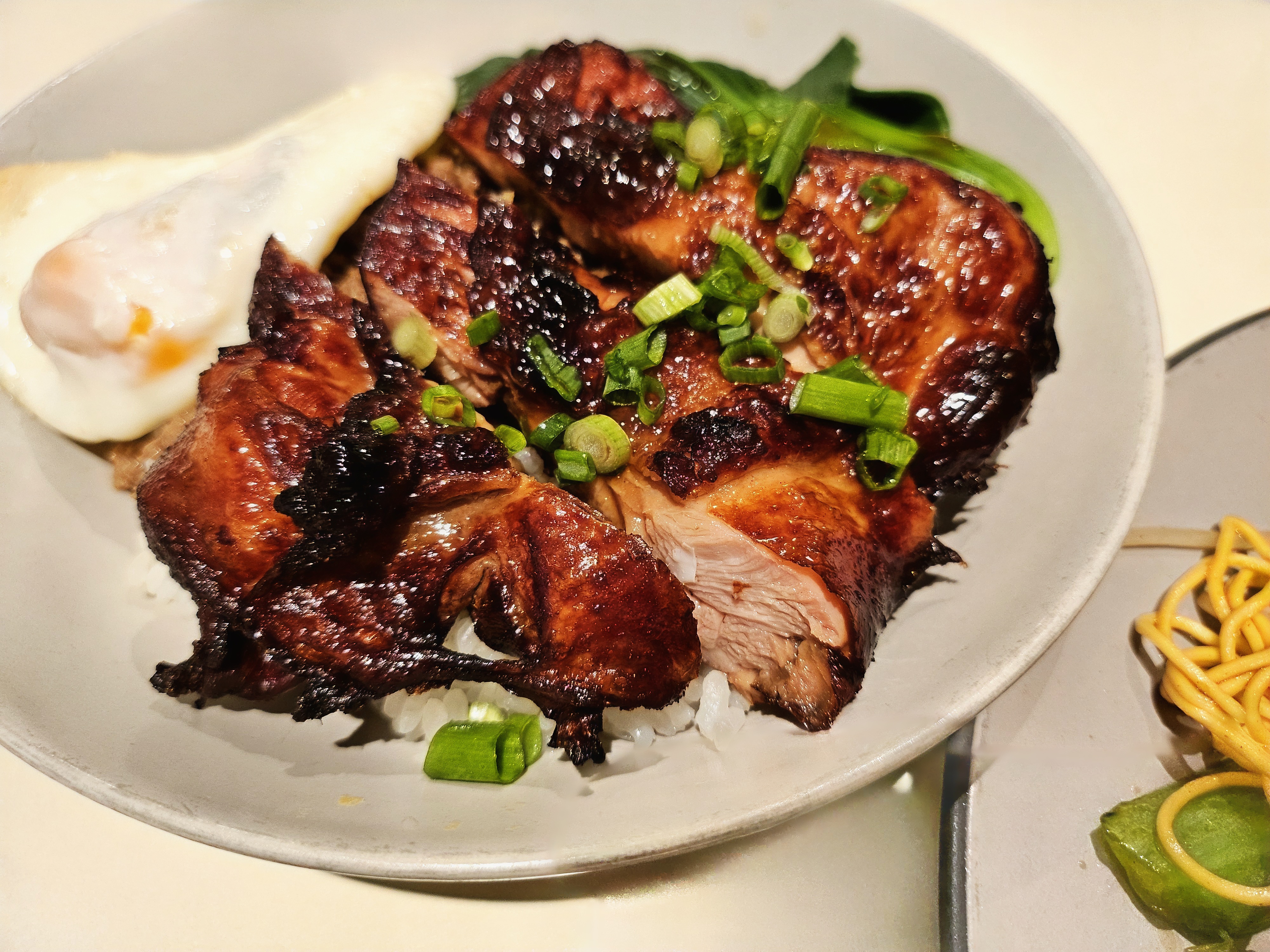 스트릿_홍콩식치킨덮밥치킨