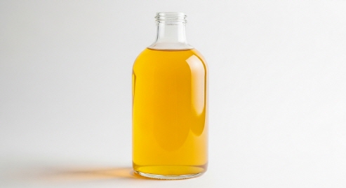 시원해 보이는 매실청 병을 세팅한 모습