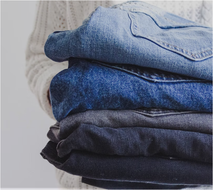 개어있는-여러장의-청바지