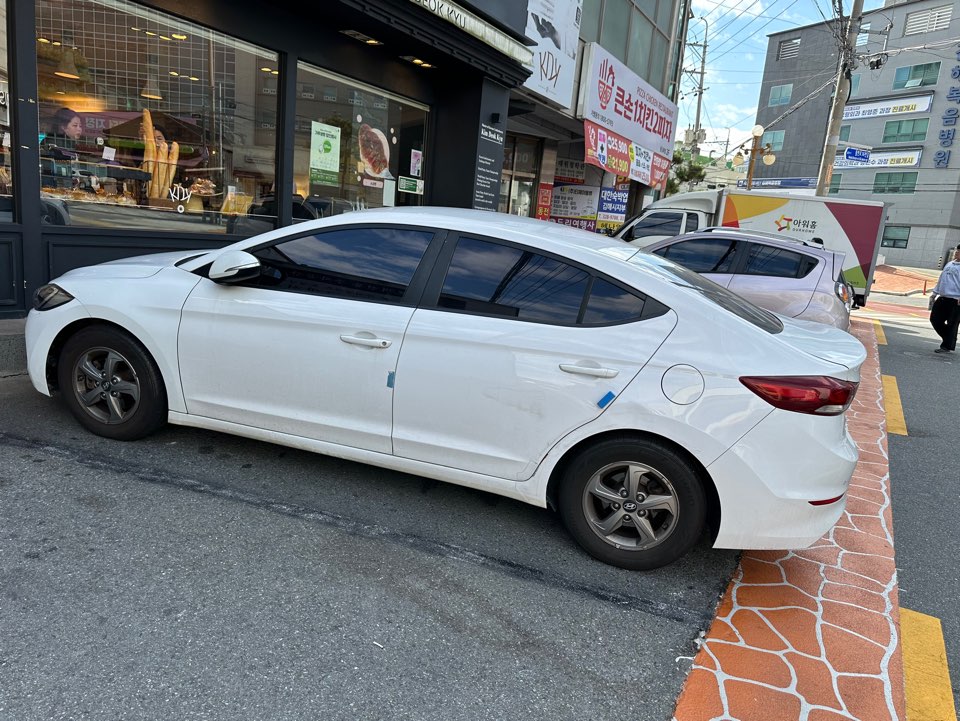 가게 외부 및 주차장