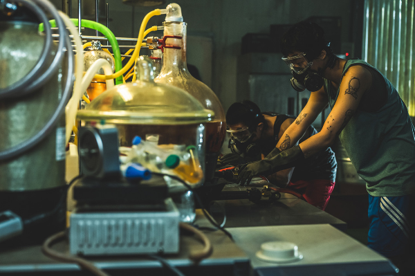 약을-제조-하고-있는-인물들-독전-2