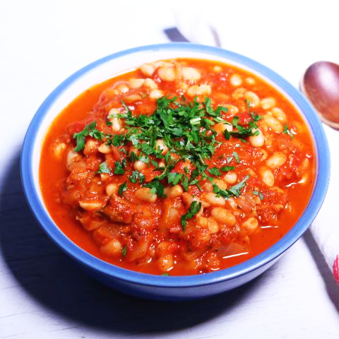 파란 테두리의 흰색 볼에 양배추 토마토스프 