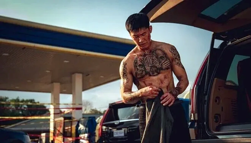 범죄도시 4에서 몸에 문신이 새견진 백창기 역의 김무열