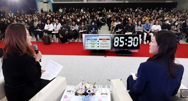 박성혜 플랩자산연구소 대표와 강연옥 플팩 대표가 22일서울 서초구 양재동 AT센터에서 열린 2024 서울머니쇼 플러스 이틀째 행사에서 수도권 아파트 분석과 맞춤별 대출 TIP 강연을 하고있다.