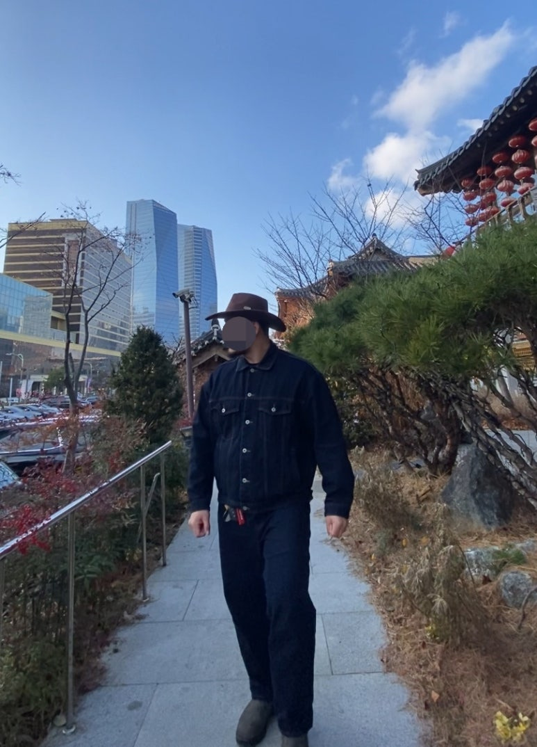 데일리룩('25. 12. 14.)유니버셜 케미스트리 페도라 카우보이모자 웨스턴모자, 무신사스탠다드 생지 데님트러커재킷, 무신사스탠다드 생지 데님팬츠, 블런드스톤 585 러스틱브라운