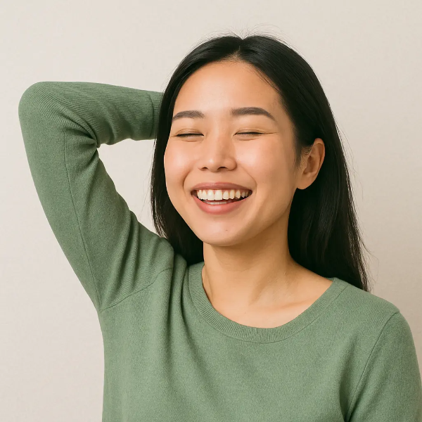 소화장애 극복 후 편안하게 웃는 한국인 여성 이미지