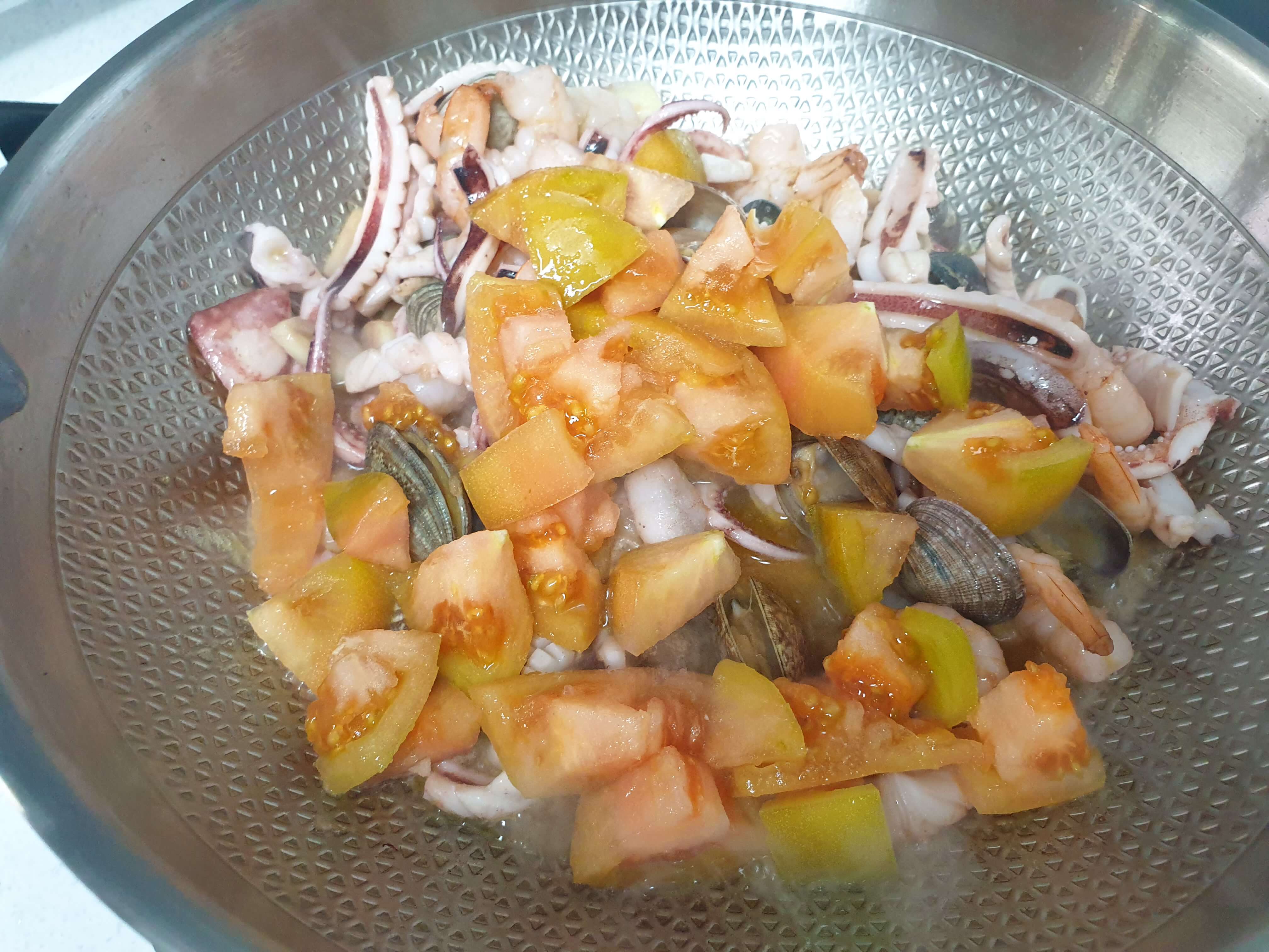 해산물이_들어간_감바스_알_아히요_올리브_오일에_재료넣기