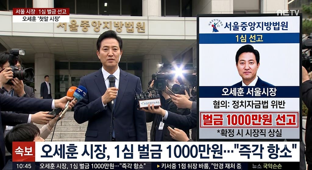 법원 판결문이 놓인 법정 책상과 판사석,
차분한 자연광, 텍스트 없음, 실사 느낌