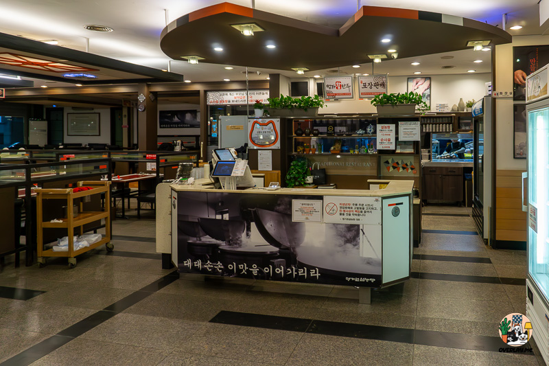 명가원 설농탕의 입구 카운터. 깔끔하게 정돈된 인테리어와 '대대손손 이 맛을 이어가리라'라는 문구가 보인다.