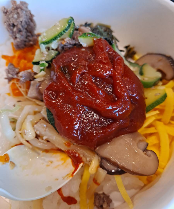 비빔밥에 고추장 담다