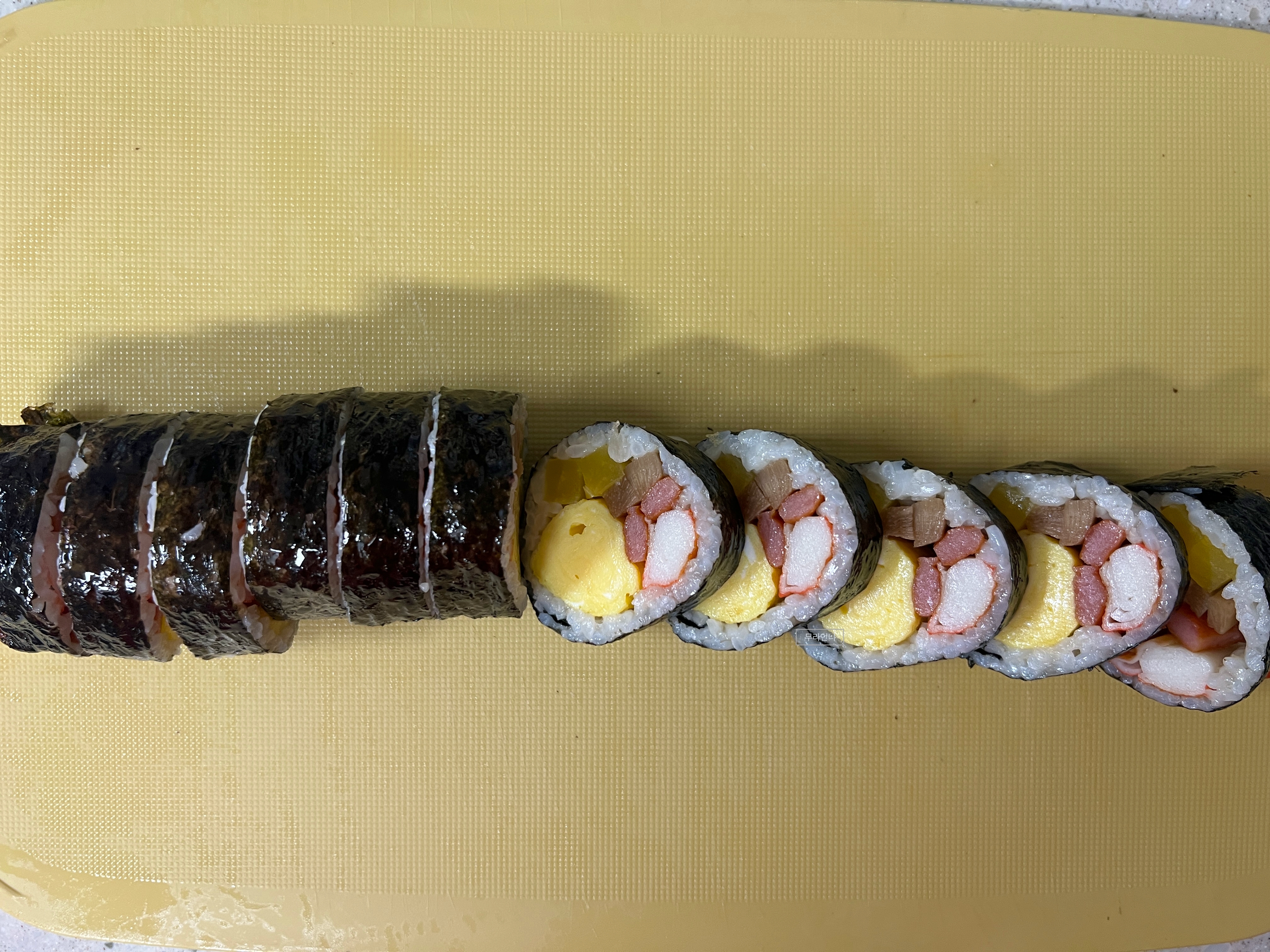 김밥을 썰면 예쁜 계란이 딱 보인답니다